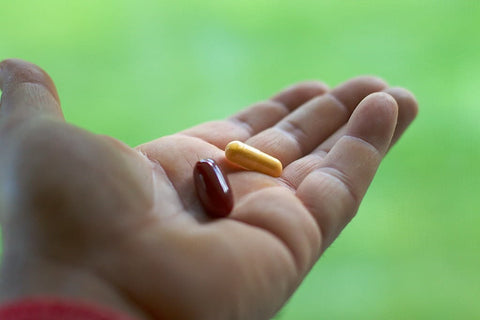 a hand´s palm with pills on it