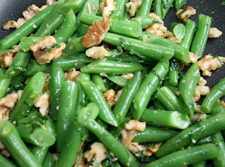 green beans in basil walnut vinaigrette