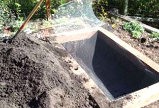 Lining the garden bed with gopher proof material - Renee's Garden