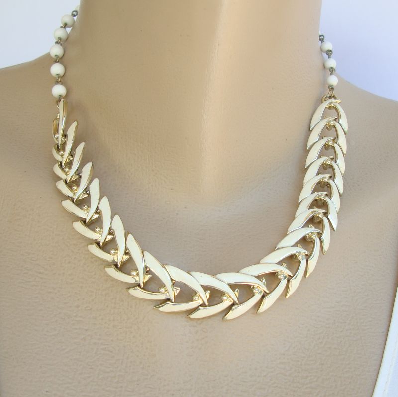 hinanden Bugsering evaluerbare CORO 1950s Enameled Herringbone Link Necklace Vintage Jewelry – Sharon's  Vintage Jewelry