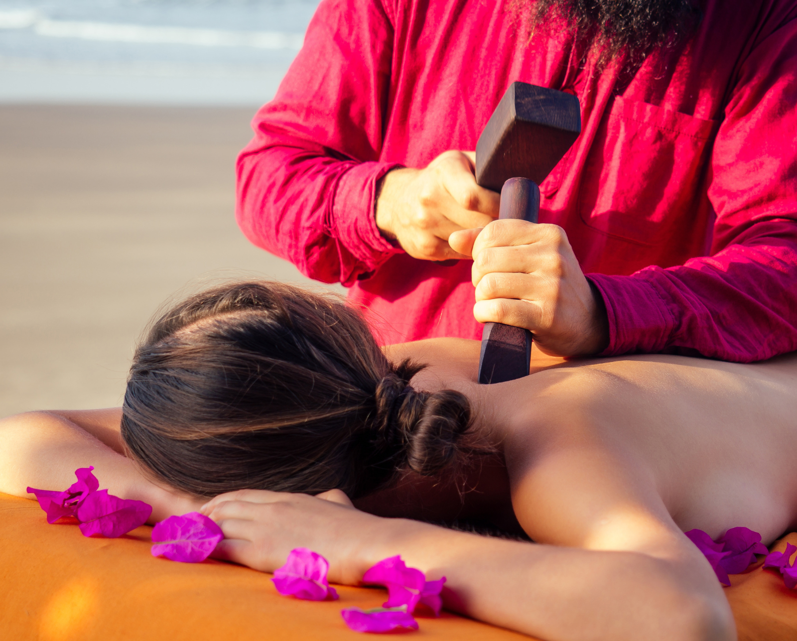 Tok-Sen_is_an_ancient_Thai_Massage_that_involves_the_use_of_a_special_wooden_hammer_to_relax_muscles_in_a_rhythmically_tapping_motion