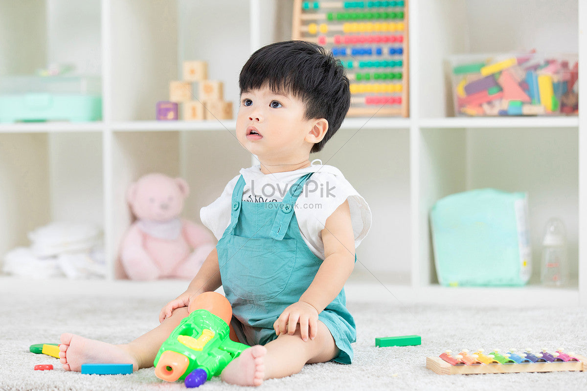 lovepik-cute-baby-playing-with-toys-at-home-picture_501657234.jpg__PID:72530981-c543-4bef-924a-d68c346b6dd9