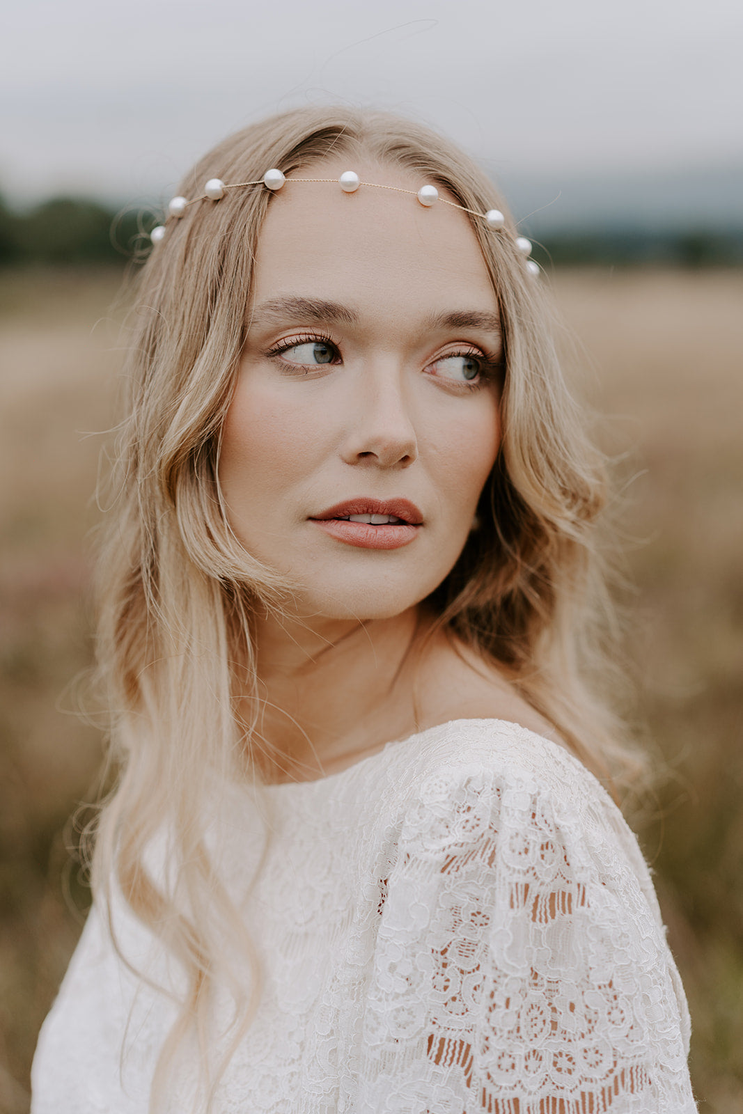 Bride wears simple pearl forehead in the countryside