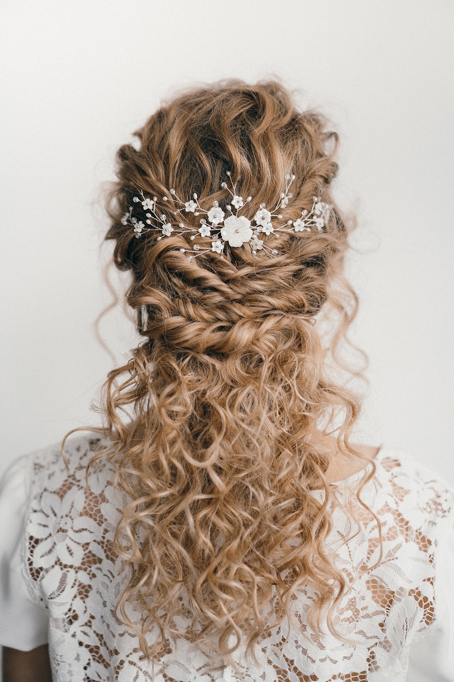 32 Beautiful And Refined Bridal Hair Vine Ideas  Weddingomania