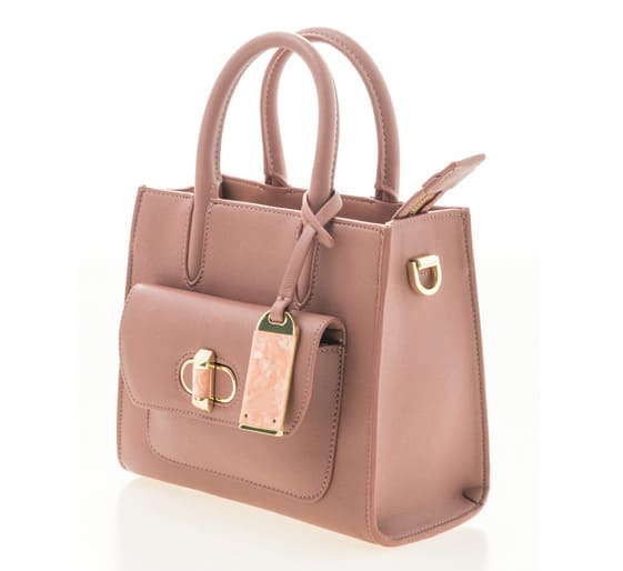 Bolsa de mão com detalhes em dourado e rosa.
