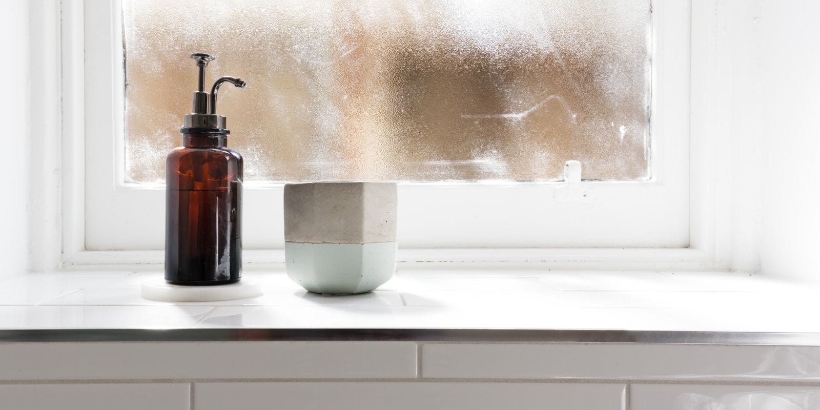 Une bouteille de savon liquide.