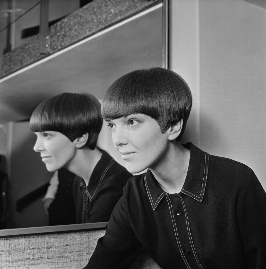 Sassoon Bob Cut For Quant English fashion designer Mary Quant with her new bob cut hairstyle by hairdresser Vidal Sassoon, London, 10th November 1964. (Photo by Ronald Dumont/Daily Express/Hulton Archive/Getty Images)