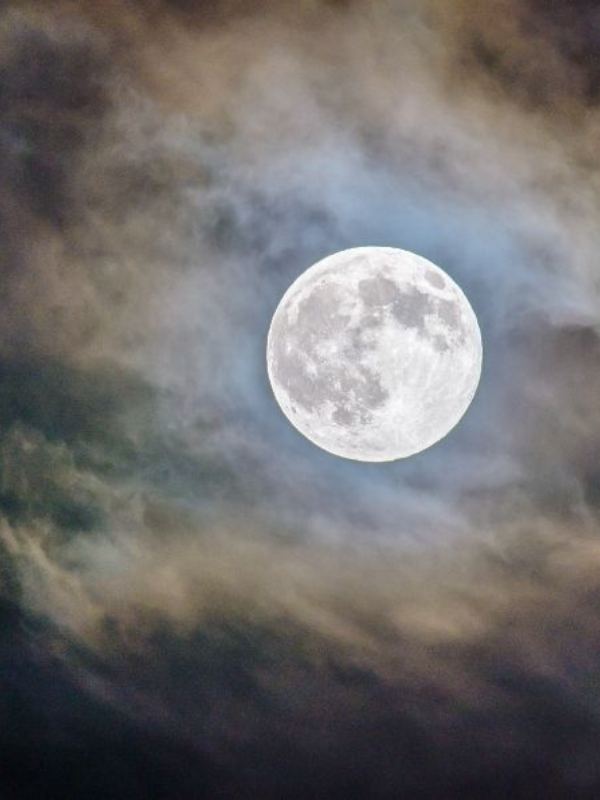 Full moon in a cloudy night sky | Mane Addicts