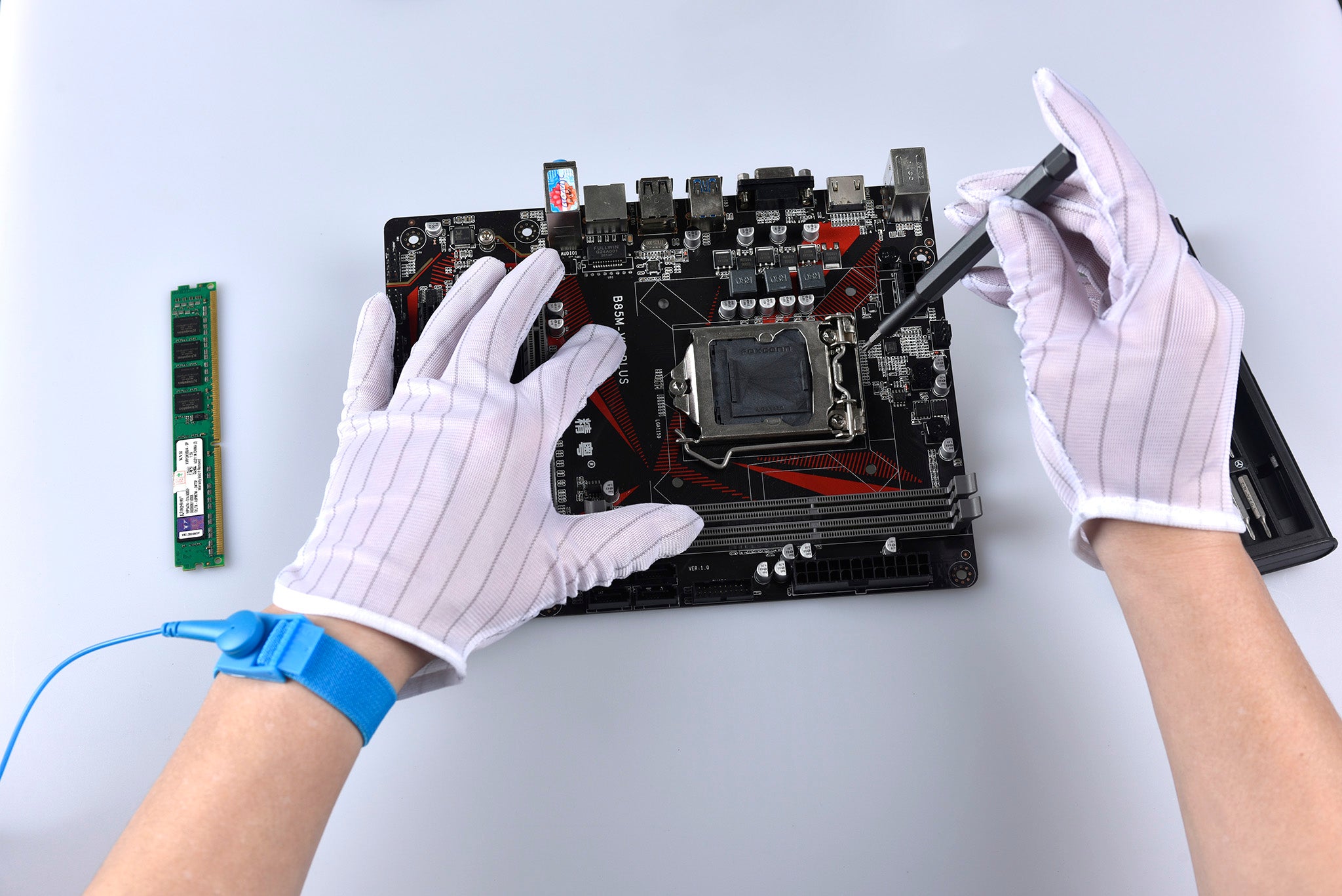 Electrostatic gloves are suitable for PC computer repair and assembly