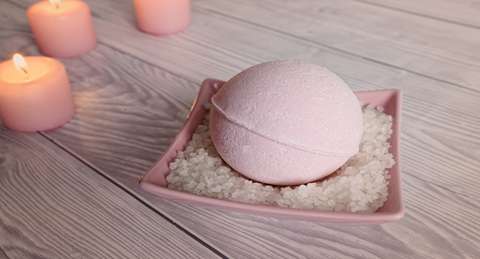 Rejuvenating salt bath ball for a fresh feel 