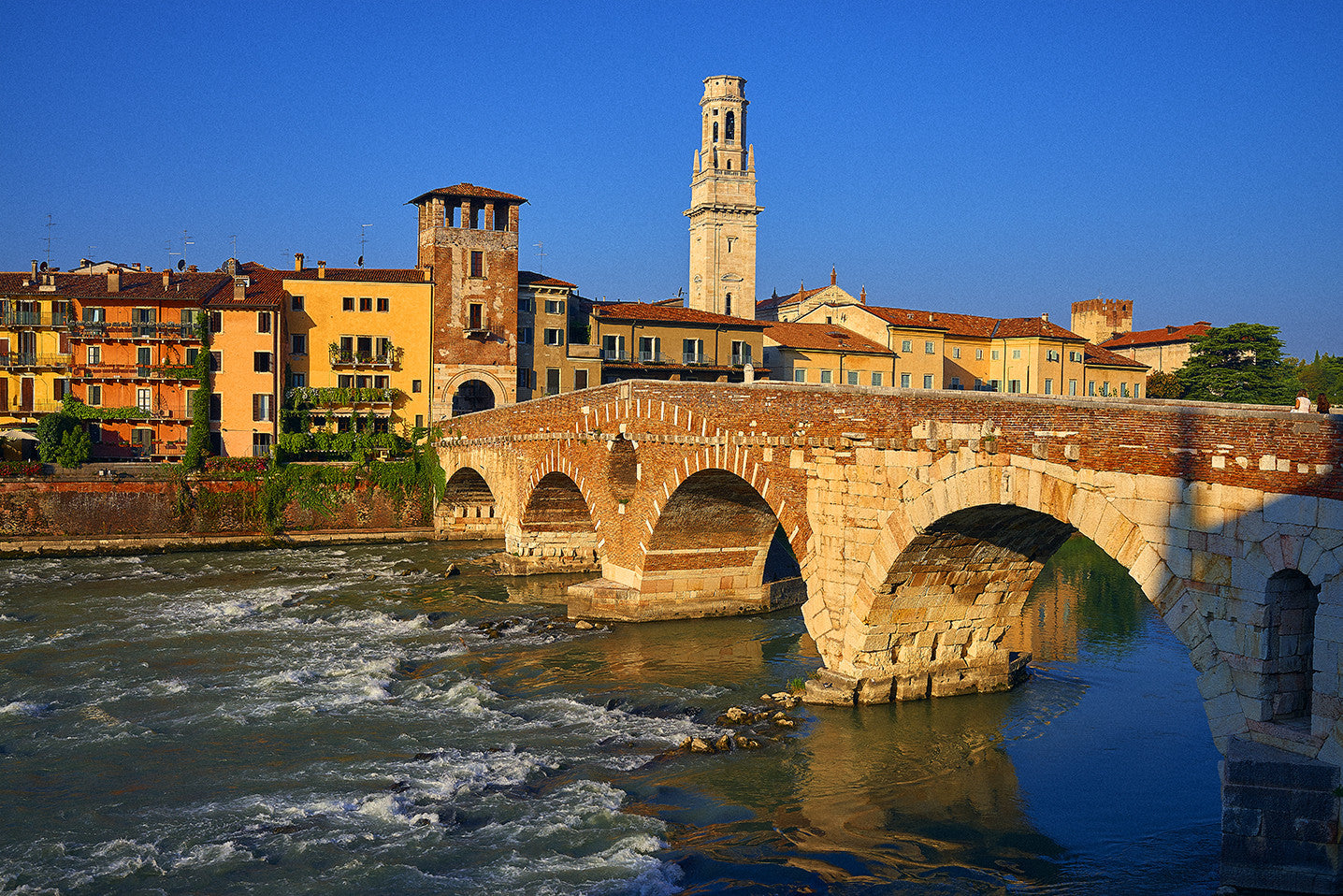 Ponte-Vecchia-Verona_2048x.jpg?v=1475890258