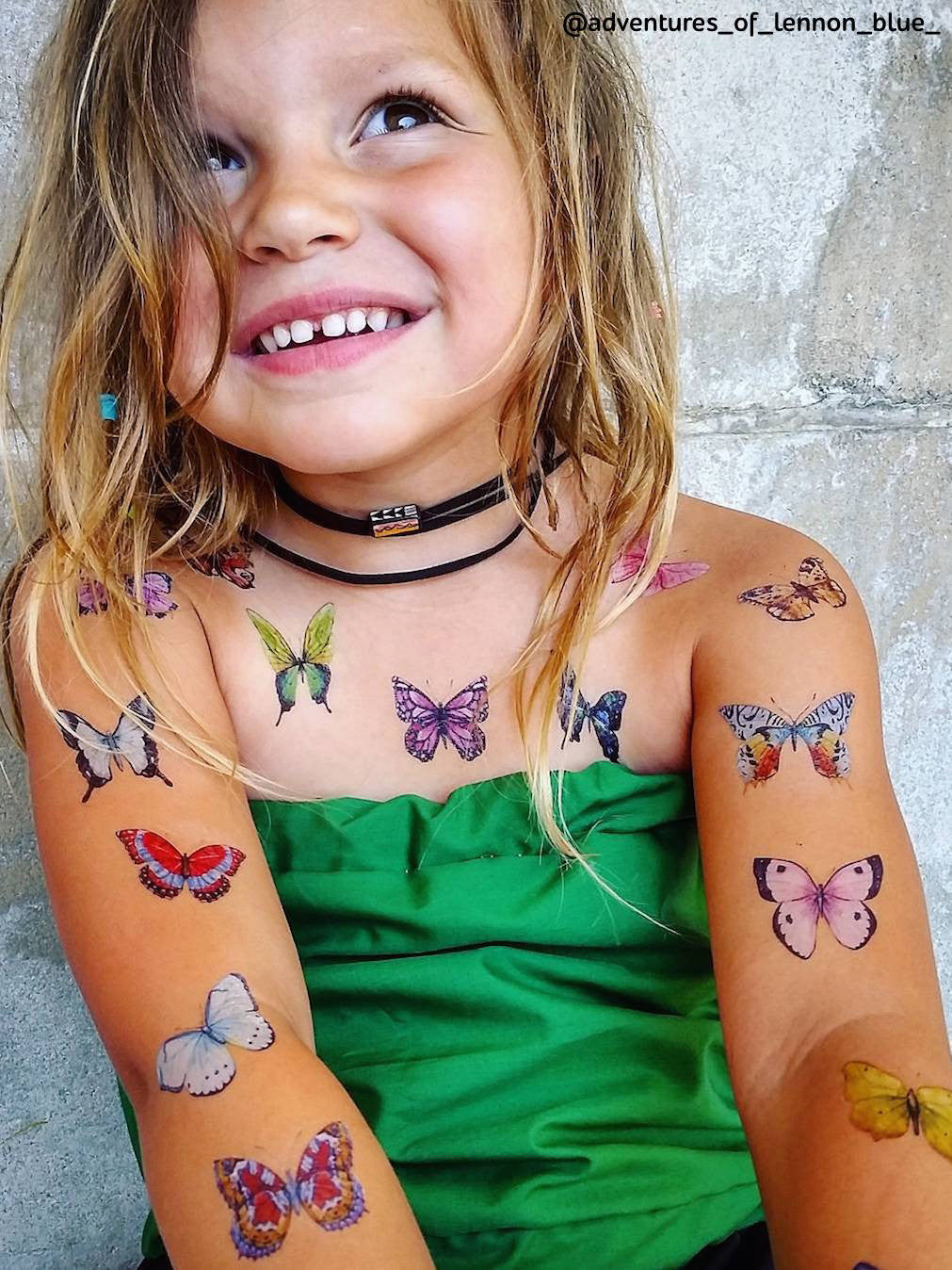 Artist gives sick kids temporary tattoos to make life in hospital more fun   rpics