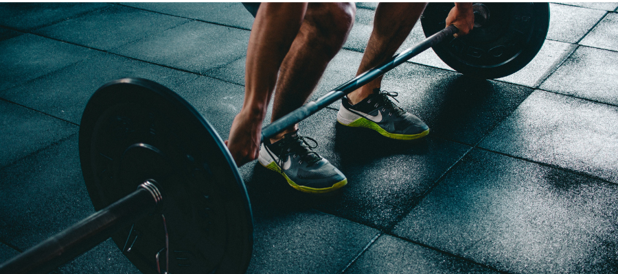 woman in the gym about to lift weights