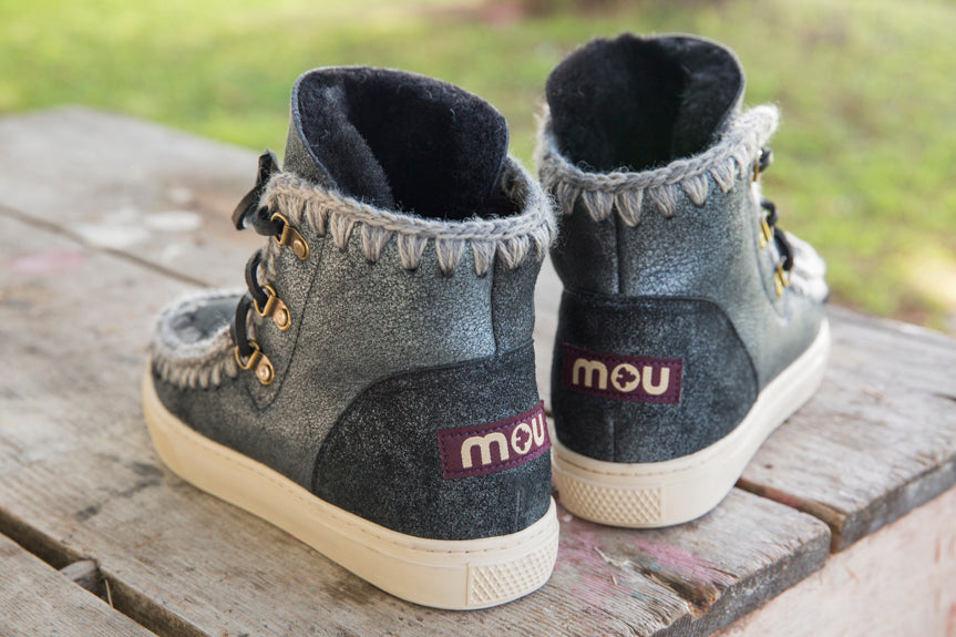 mou lace up sneaker