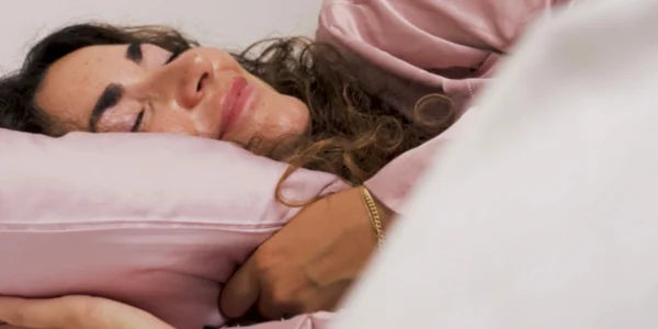 mujer duerme con funda de almohada de bambú