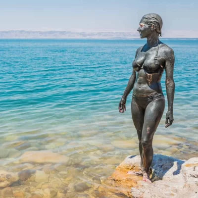 Lady-Covered-in-Mud-Bloom-Dead-Sea