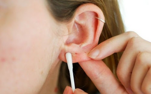 Xỏ khuyên tai bị sưng phải làm sao?