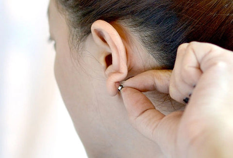 Bấm lỗ tai mấy ngày được tháo ra?