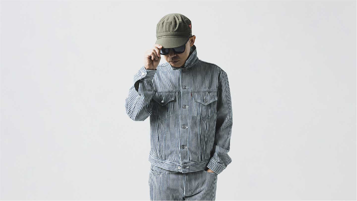 時裝設計師 NIGO 正在調整他的帽子 - Levi's 香港