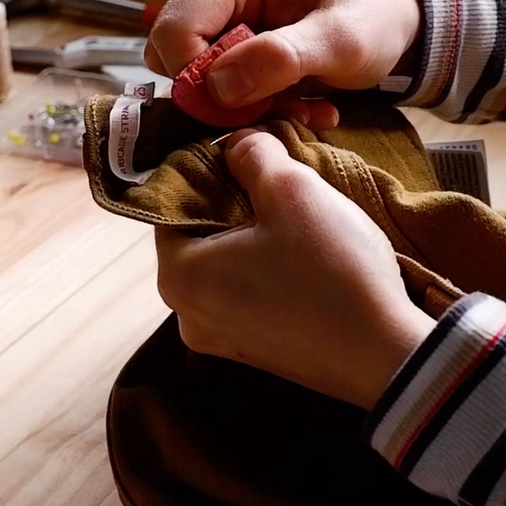 Tighten Jeans Waist: Flip The Jeans Over And Use Chalk To Mark The Safety Pins Location - Levi's Hong Kong