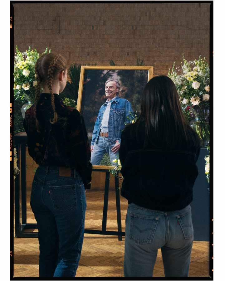 Woman who attending the funeral styled in Levi's 501 jeans - Levi’s Hong Kong