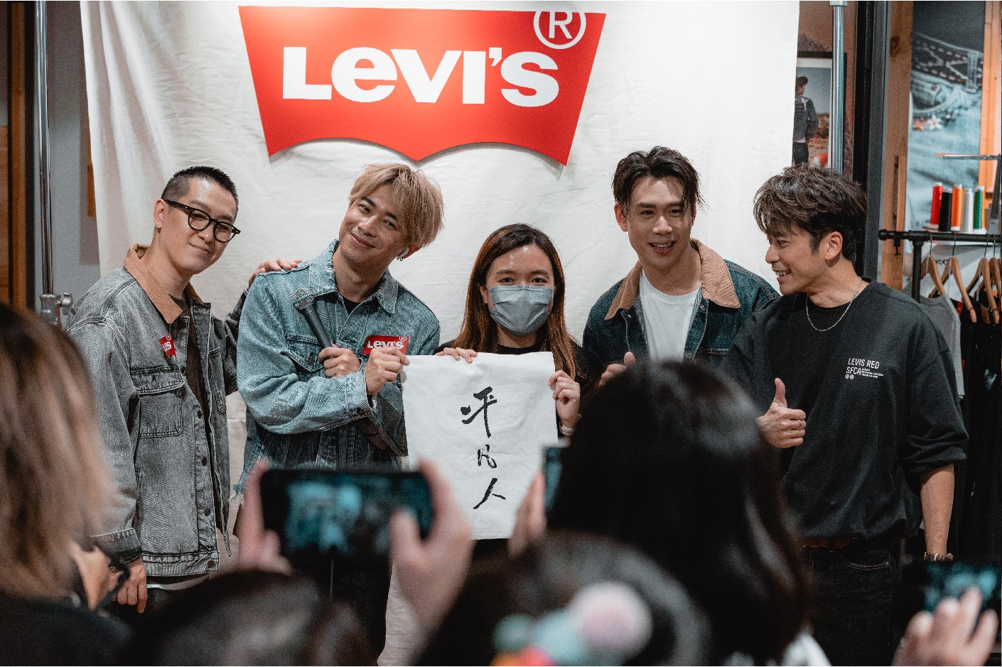 One Promise 樂隊在 Levi's 店内與女粉絲合照 - Levi’s 香港音樂