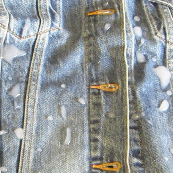 Bleach Denim Jacket Tutorials: Dry the jacket after finishing washing the trucker jacket with cold water and detergent - Levi's Hong Kong