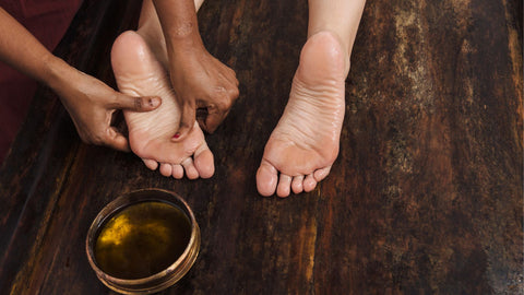 foot massage using magnesium oil