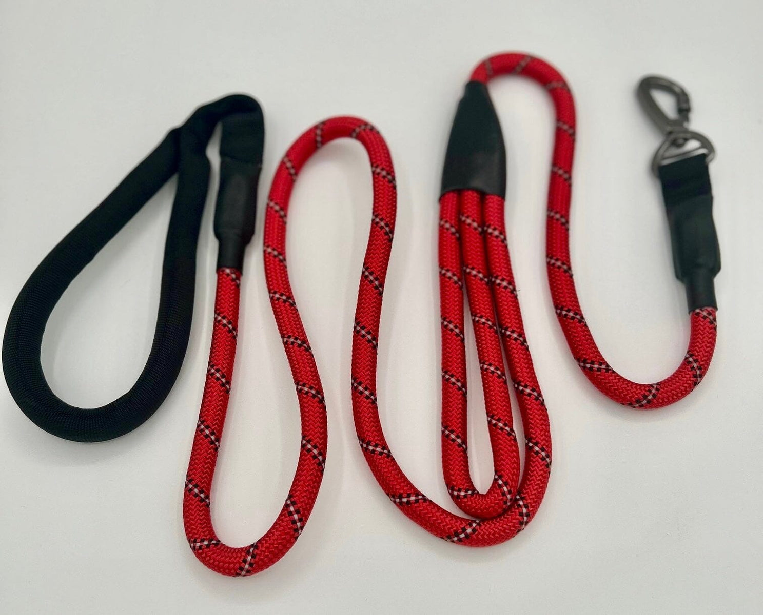 Rope leash with double handle. Available in red, black or blue.