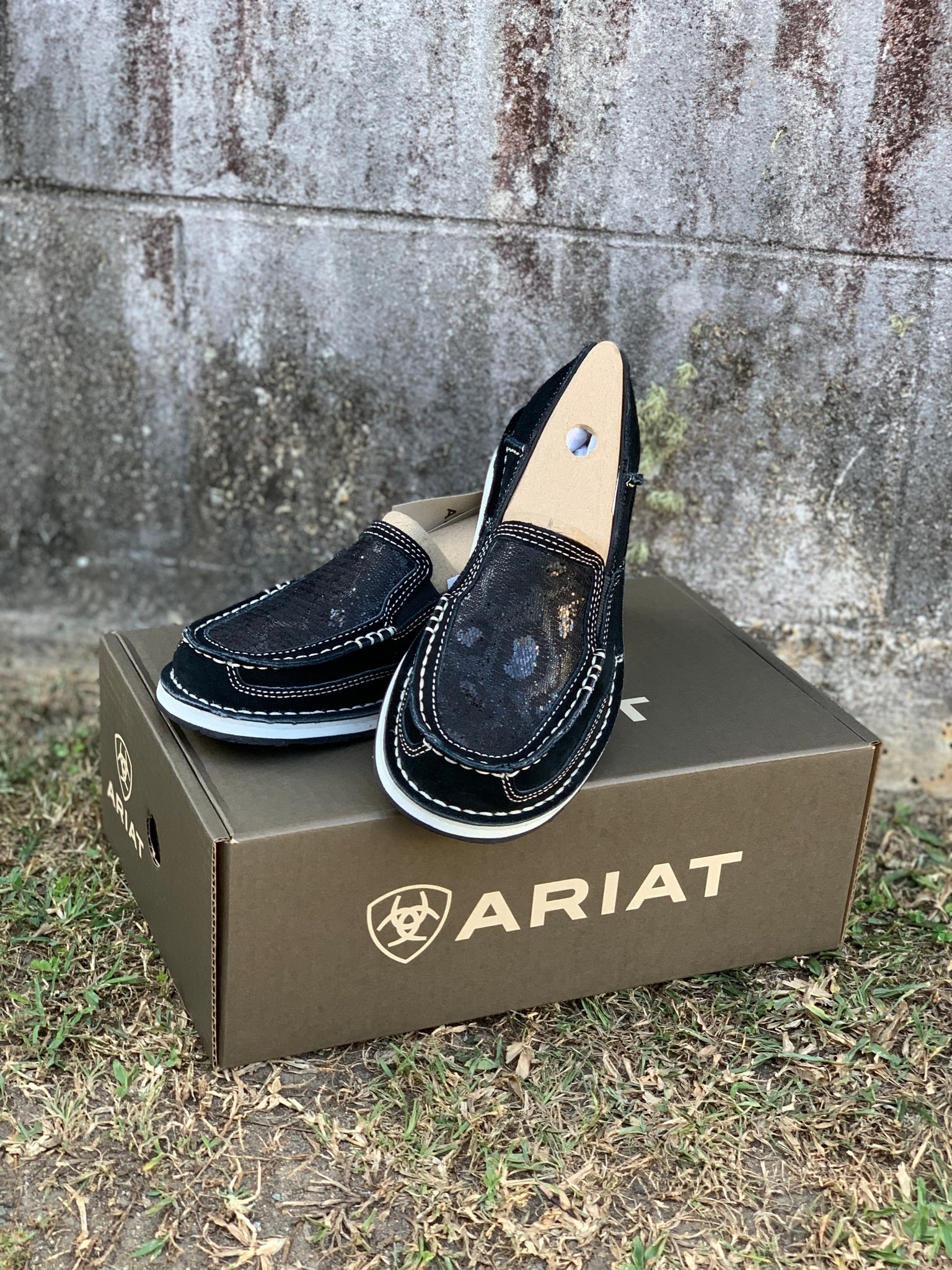 ariat cruisers black