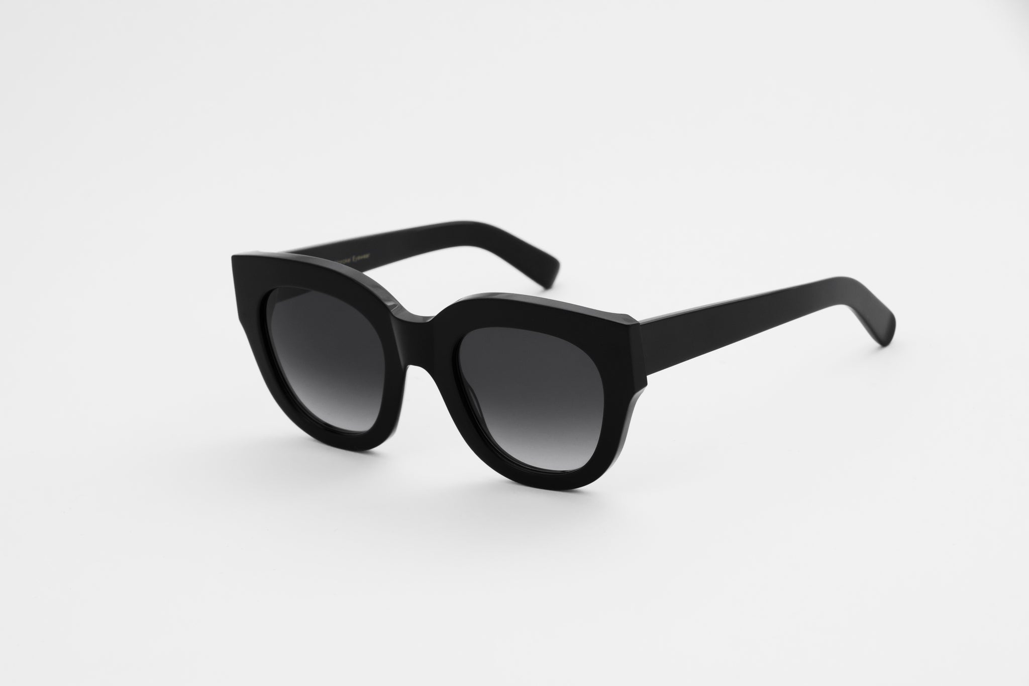 monokel eyewear sunglasses cleo black / grey gradient lens