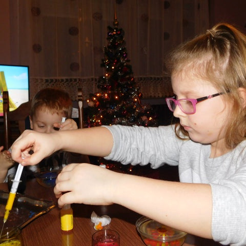 Kids making Gelatin Art