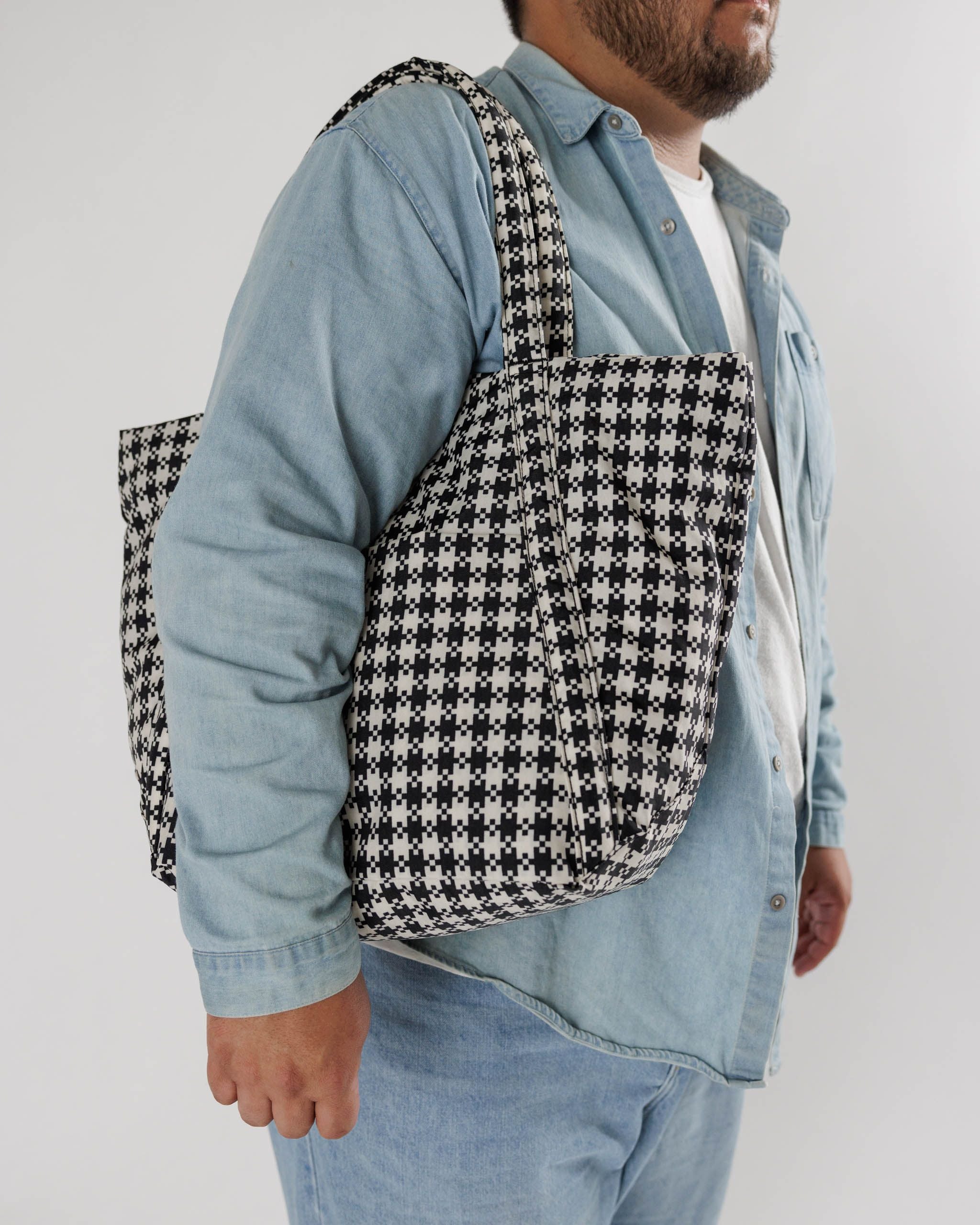 Travel Cloud Bag : Black & White Pixel Gingham - Baggu