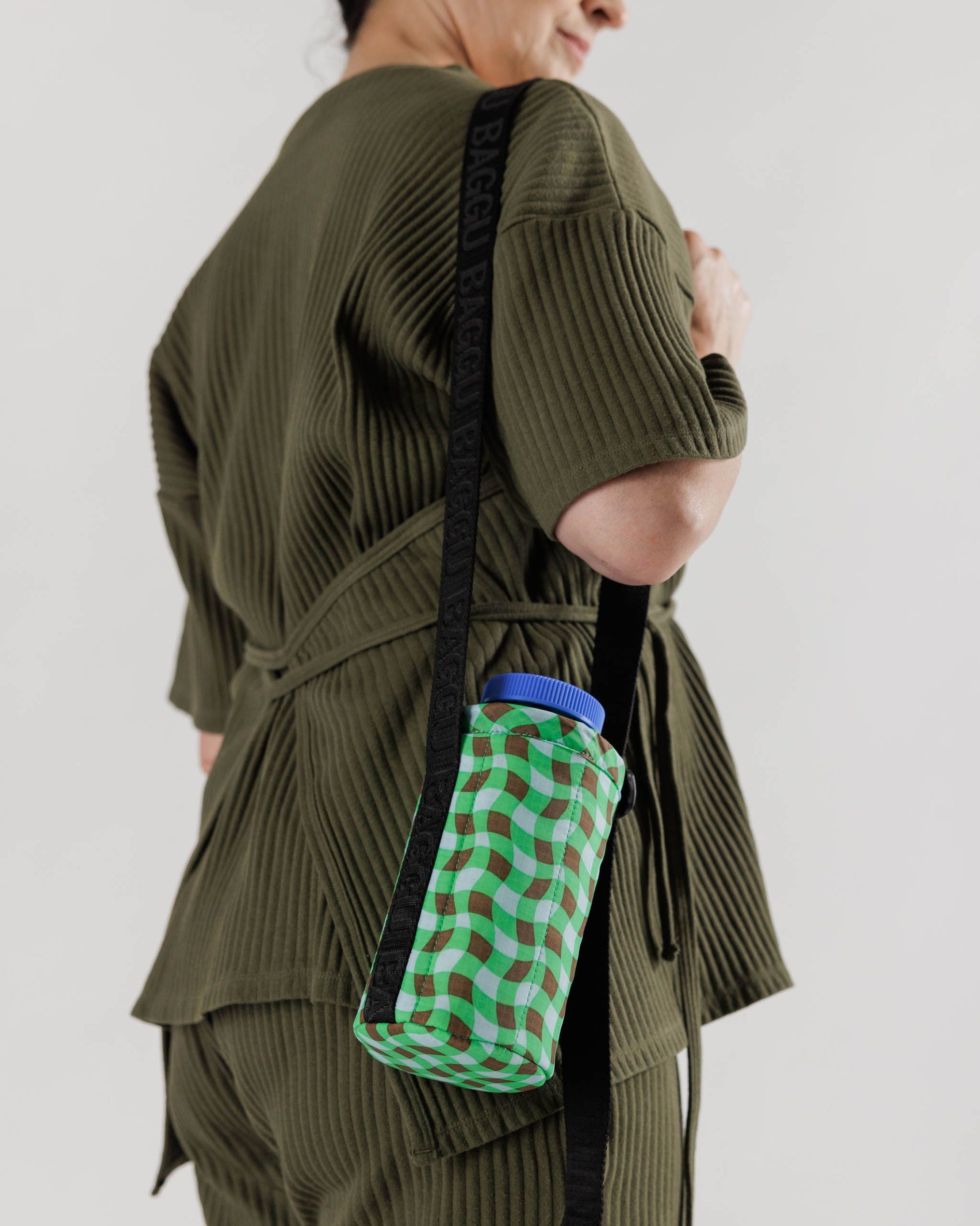 Baggu Puffy Water Bottle Sling: Hydration and Convenience On-The-Go Mint Pixel Gingham