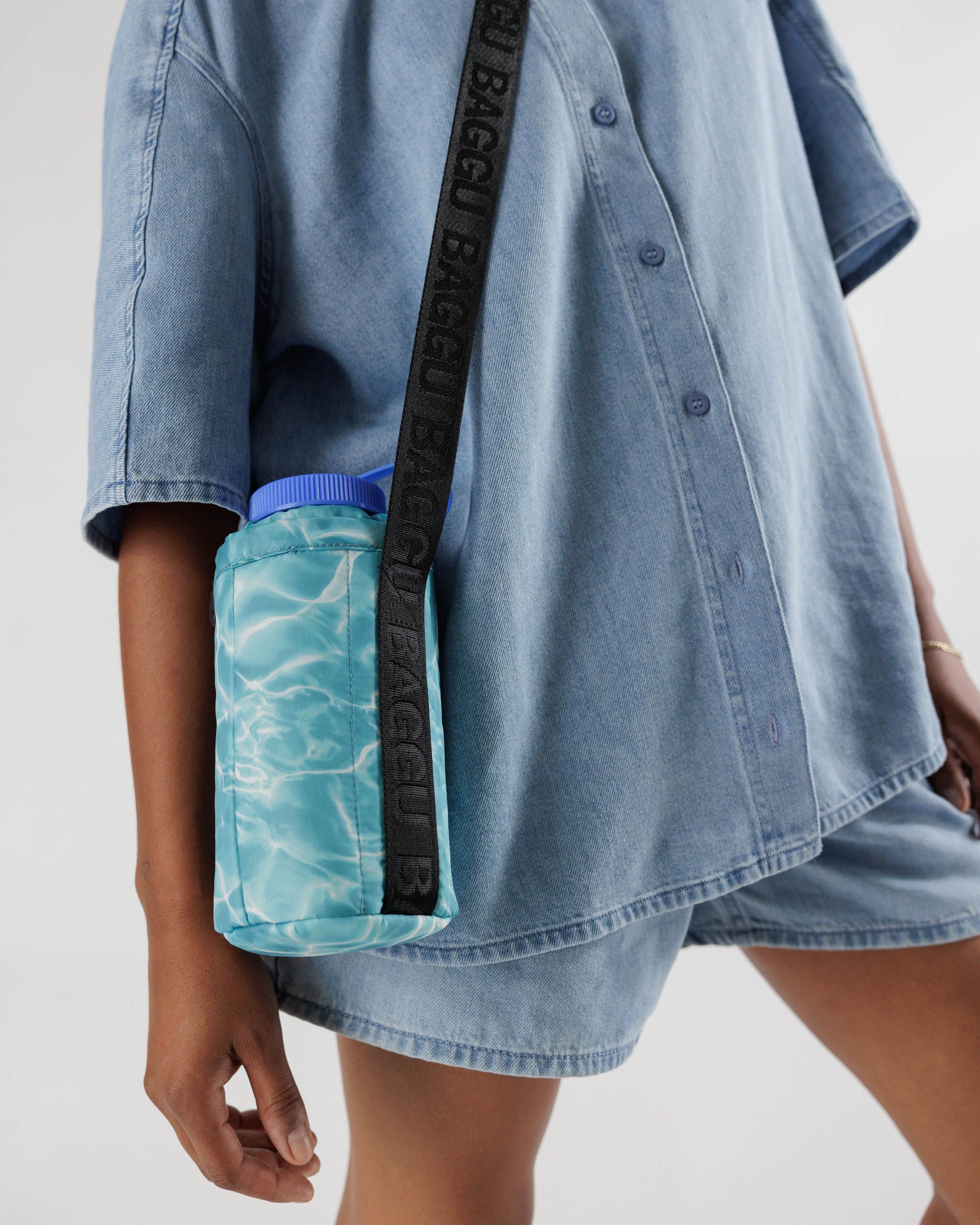 Baggu Puffy Water Bottle Sling: Hydration and Convenience On-The-Go Mint Pixel Gingham