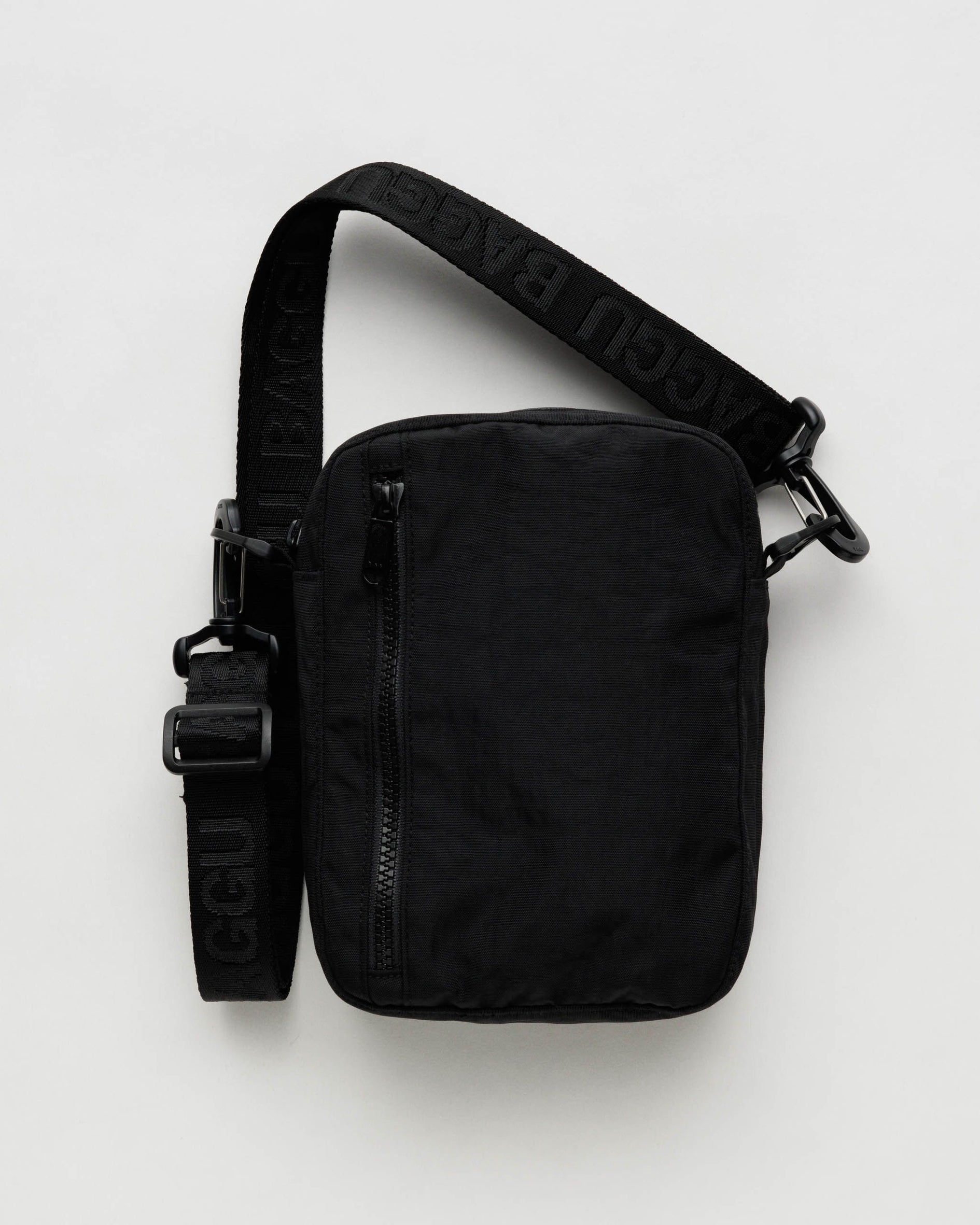 Béis 'The Sport Sling' in Black - Crossbody Athletic Gym Bag