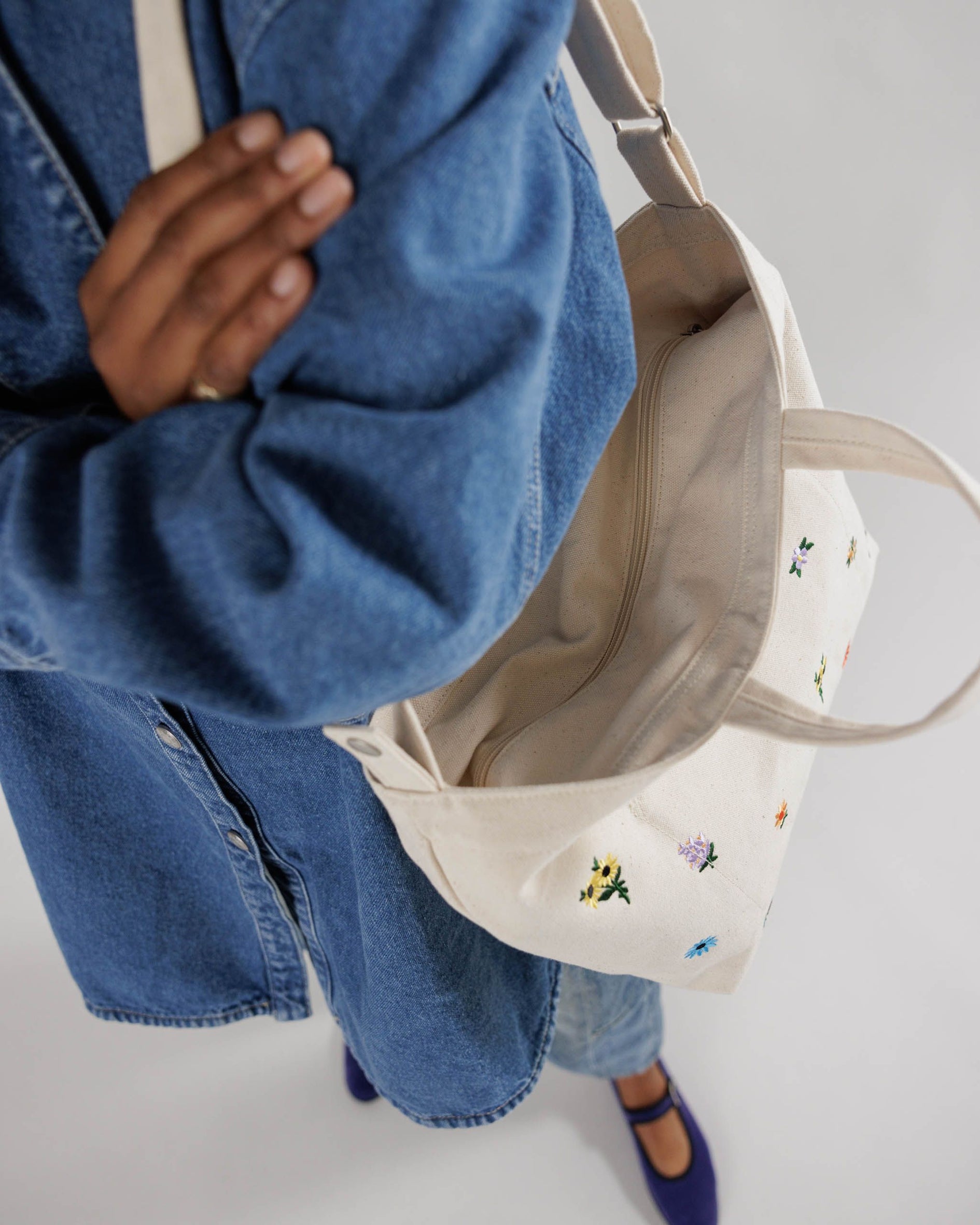 Buy Handwoven Eco-friendly Dual Colour Horizontal Jute Tote Bag Online On  Zwende