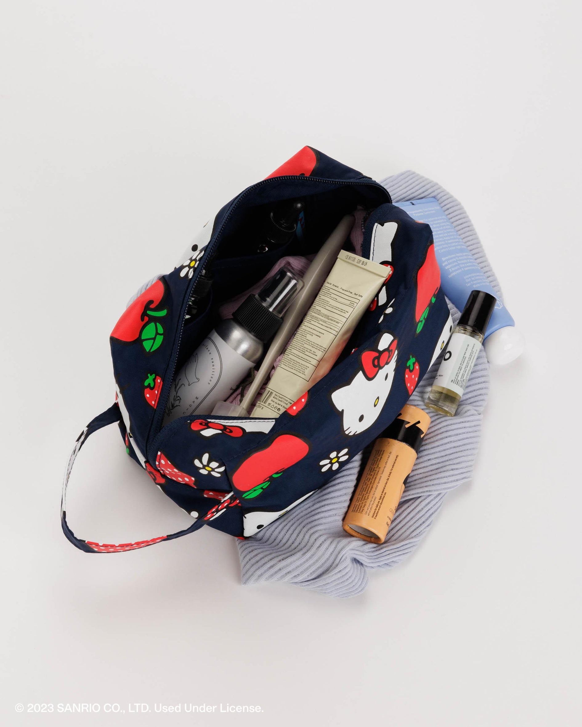 Dopp Kit : Hello Kitty Apple - Baggu