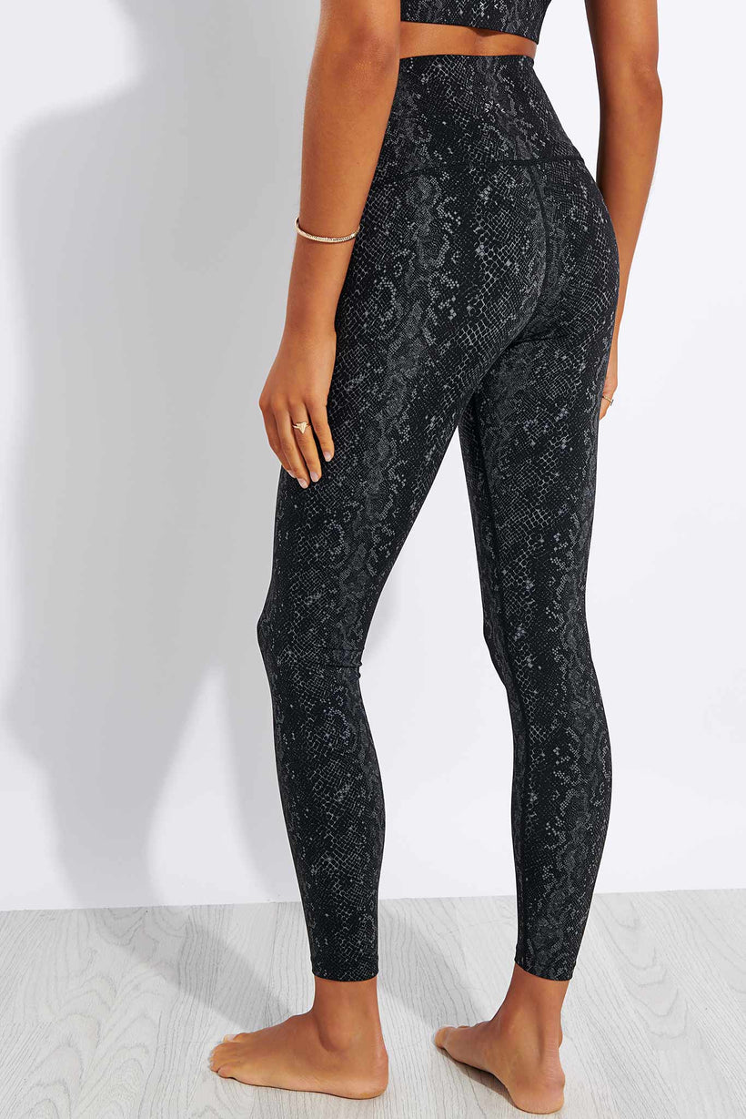 https://cdn.shopify.com/s/files/1/0851/4276/products/Varley-Luna-Legging-VAR00510-black-viper-0003_820x.jpg?v=1584097693