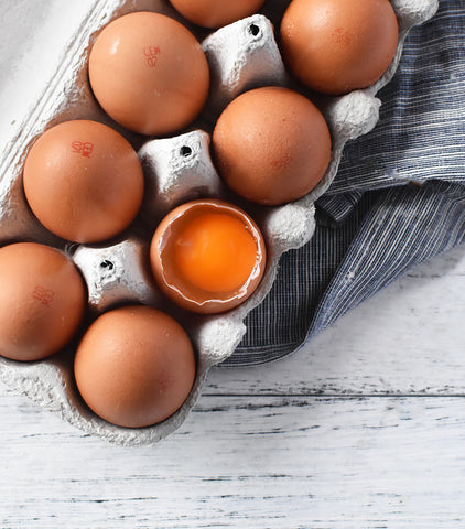 Tray of cage-free eggs illustrating how to pick the best eggs in Singapore