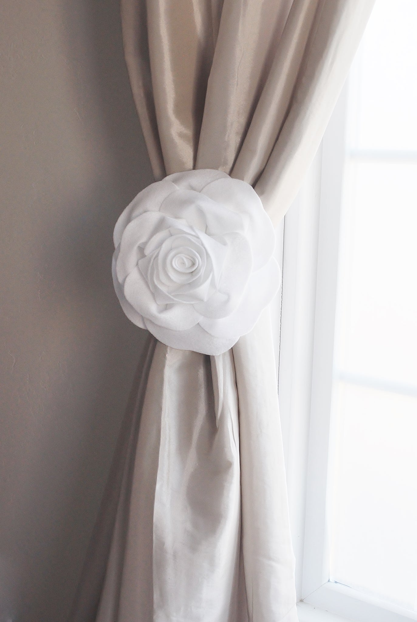 White Rose Flower Curtain Tie Back Daisy Manor