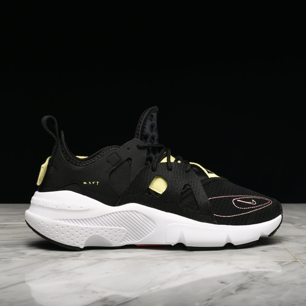 nike huarache type black