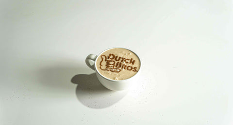 Taza de café con plantilla Dutch Bros.