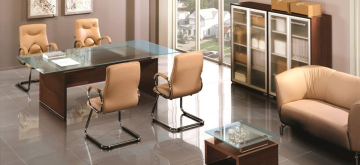 The Pros and Cons Of Using a Glass Office Desk.