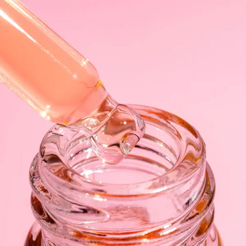 Un pot en verre rempli de liquide, illustrant les bienfaits du rétinol pour la peau.