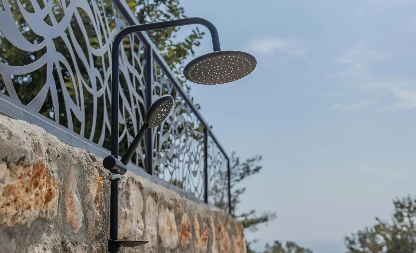 Contemporary outdoor shower design | ACE DECOR