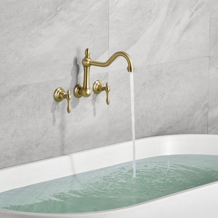 Wall-mounted brass bathtub faucet compatible with bathtub faucet aerator installation