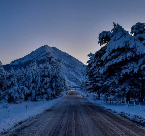 Conduite sur route enneigée l'hiver