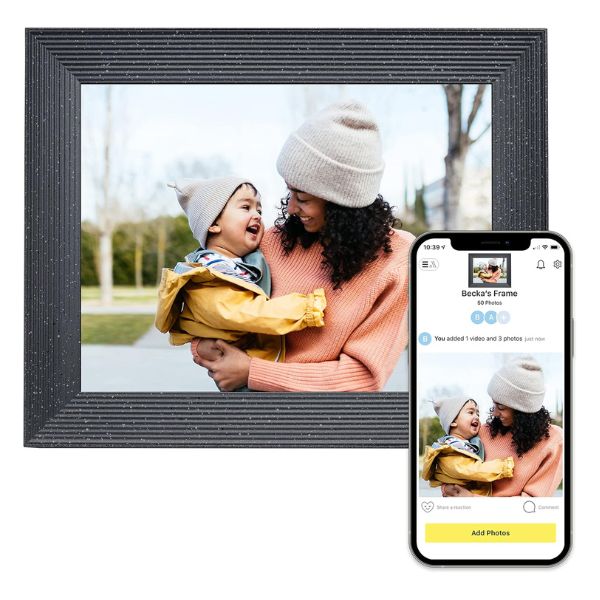 Aura Mason Luxe Frame displays family memories, a perfect digital Father's Day gift.
