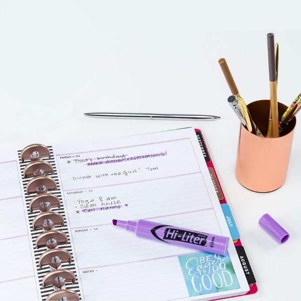 Brighten up lessons with Avery Hi-Liter Desk-Style Highlighters, a practical choice for teacher valentine gifts.